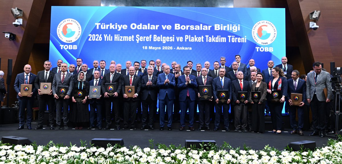 Kayserito's tweet photo. Başkanımız Ömer Gülsoy ve Meclis Başkanımız Cengiz Hakan Arslan, Cumhurbaşkanımız Sn. @RTErdogan'ın teşrifleri, Dünya Odalar Federasyonu ve TOBB Başkanımız Sn. @RHisarciklioglu'nun ev sahipliğinde düzenlenen TOBB Hizmet Şeref Belgesi ve Plaket Takdim Töreni’ne katıldı. 

Törende; reel sektörümüzün finansmana erişim başta olmak üzere ticari hayatta karşılaştığı sorunları, üyelerimizin taleplerini ve çözüm önerilerimizi Sayın Cumhurbaşkanımıza doğrudan aktarma fırsatı bulduk. 

Camiamıza uzun yıllar emek verenlerin ödüllendirildiği törende, 10 yılı aşkın süredir TOBB Delegeliği görevini yürüten Meclis Üyemiz Alper Tuna Elmacı, ödülünü Sn. Cumhurbaşkanımızın elinden aldı. Kendisini tebrik ediyoruz. 

Bu anlamlı organizasyona ev sahipliği yapan Kıymetli Başkanımız Sn. Rifat Hisarcıklıoğlu’na teşekkür ediyor; iş dünyamıza vakit ayırarak törenimizi onurlandıran Cumhurbaşkanımız Sayın Recep Tayyip Erdoğan’a şükranlarımızı arz ediyoruz. 🇹🇷

Ülkemiz için el birliği ve akıl birliği ile hep birlikte daha çok çalışma zamanı!

@Omer_Gulsoy_KTO 
@cengizhakannn  
@mbuyuksimitci  
@alperelmaci  

#ktobirliktegüçlüyüz