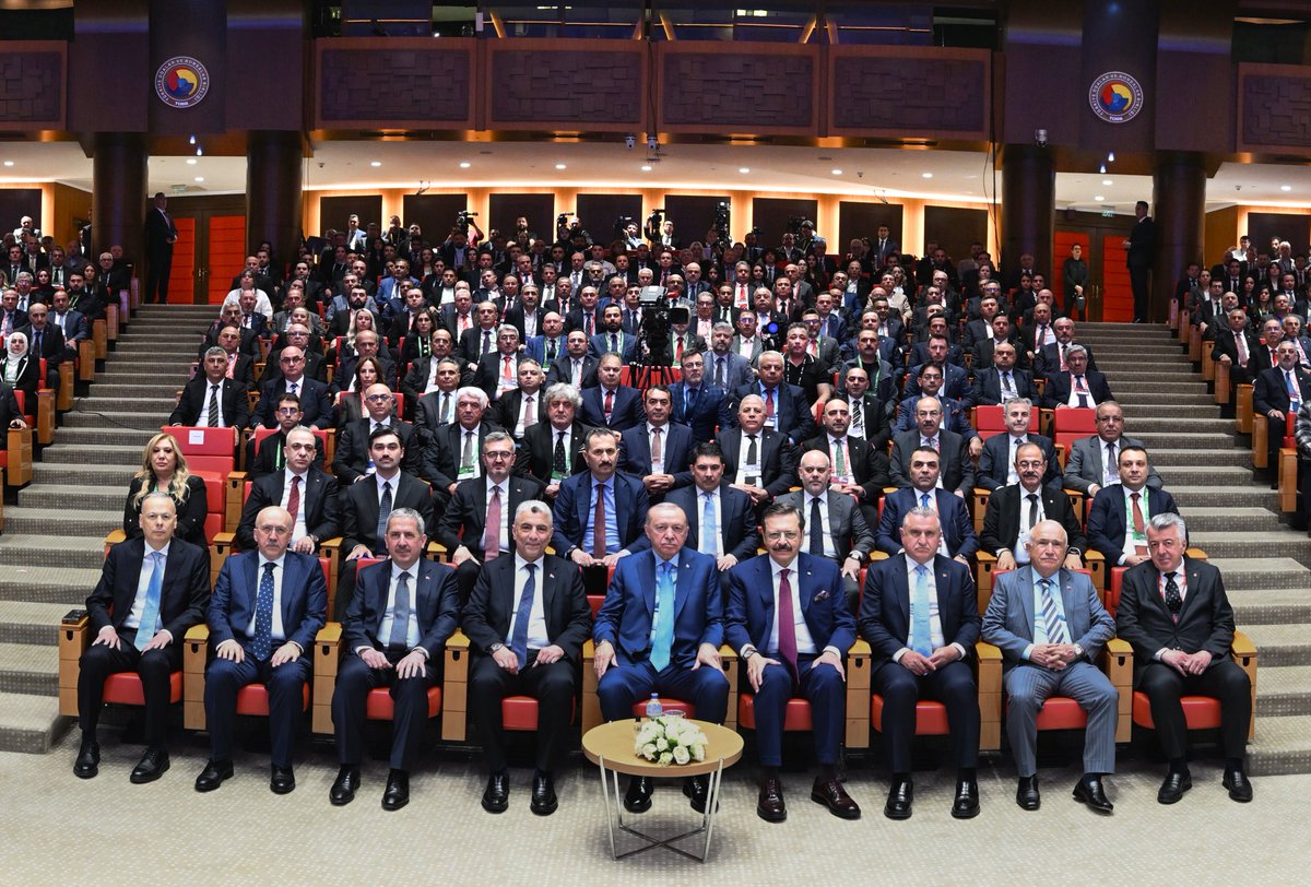 Kayserito's tweet photo. Başkanımız Ömer Gülsoy ve Meclis Başkanımız Cengiz Hakan Arslan, Cumhurbaşkanımız Sn. @RTErdogan'ın teşrifleri, Dünya Odalar Federasyonu ve TOBB Başkanımız Sn. @RHisarciklioglu'nun ev sahipliğinde düzenlenen TOBB Hizmet Şeref Belgesi ve Plaket Takdim Töreni’ne katıldı. 

Törende; reel sektörümüzün finansmana erişim başta olmak üzere ticari hayatta karşılaştığı sorunları, üyelerimizin taleplerini ve çözüm önerilerimizi Sayın Cumhurbaşkanımıza doğrudan aktarma fırsatı bulduk. 

Camiamıza uzun yıllar emek verenlerin ödüllendirildiği törende, 10 yılı aşkın süredir TOBB Delegeliği görevini yürüten Meclis Üyemiz Alper Tuna Elmacı, ödülünü Sn. Cumhurbaşkanımızın elinden aldı. Kendisini tebrik ediyoruz. 

Bu anlamlı organizasyona ev sahipliği yapan Kıymetli Başkanımız Sn. Rifat Hisarcıklıoğlu’na teşekkür ediyor; iş dünyamıza vakit ayırarak törenimizi onurlandıran Cumhurbaşkanımız Sayın Recep Tayyip Erdoğan’a şükranlarımızı arz ediyoruz. 🇹🇷

Ülkemiz için el birliği ve akıl birliği ile hep birlikte daha çok çalışma zamanı!

@Omer_Gulsoy_KTO 
@cengizhakannn  
@mbuyuksimitci  
@alperelmaci  

#ktobirliktegüçlüyüz