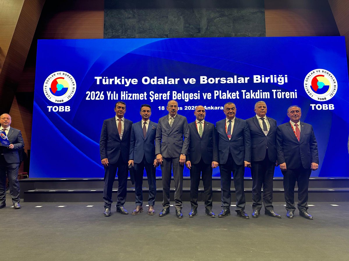 Kayserito's tweet photo. Başkanımız Ömer Gülsoy ve Meclis Başkanımız Cengiz Hakan Arslan, Cumhurbaşkanımız Sn. @RTErdogan'ın teşrifleri, Dünya Odalar Federasyonu ve TOBB Başkanımız Sn. @RHisarciklioglu'nun ev sahipliğinde düzenlenen TOBB Hizmet Şeref Belgesi ve Plaket Takdim Töreni’ne katıldı. 

Törende; reel sektörümüzün finansmana erişim başta olmak üzere ticari hayatta karşılaştığı sorunları, üyelerimizin taleplerini ve çözüm önerilerimizi Sayın Cumhurbaşkanımıza doğrudan aktarma fırsatı bulduk. 

Camiamıza uzun yıllar emek verenlerin ödüllendirildiği törende, 10 yılı aşkın süredir TOBB Delegeliği görevini yürüten Meclis Üyemiz Alper Tuna Elmacı, ödülünü Sn. Cumhurbaşkanımızın elinden aldı. Kendisini tebrik ediyoruz. 

Bu anlamlı organizasyona ev sahipliği yapan Kıymetli Başkanımız Sn. Rifat Hisarcıklıoğlu’na teşekkür ediyor; iş dünyamıza vakit ayırarak törenimizi onurlandıran Cumhurbaşkanımız Sayın Recep Tayyip Erdoğan’a şükranlarımızı arz ediyoruz. 🇹🇷

Ülkemiz için el birliği ve akıl birliği ile hep birlikte daha çok çalışma zamanı!

@Omer_Gulsoy_KTO 
@cengizhakannn  
@mbuyuksimitci  
@alperelmaci  

#ktobirliktegüçlüyüz