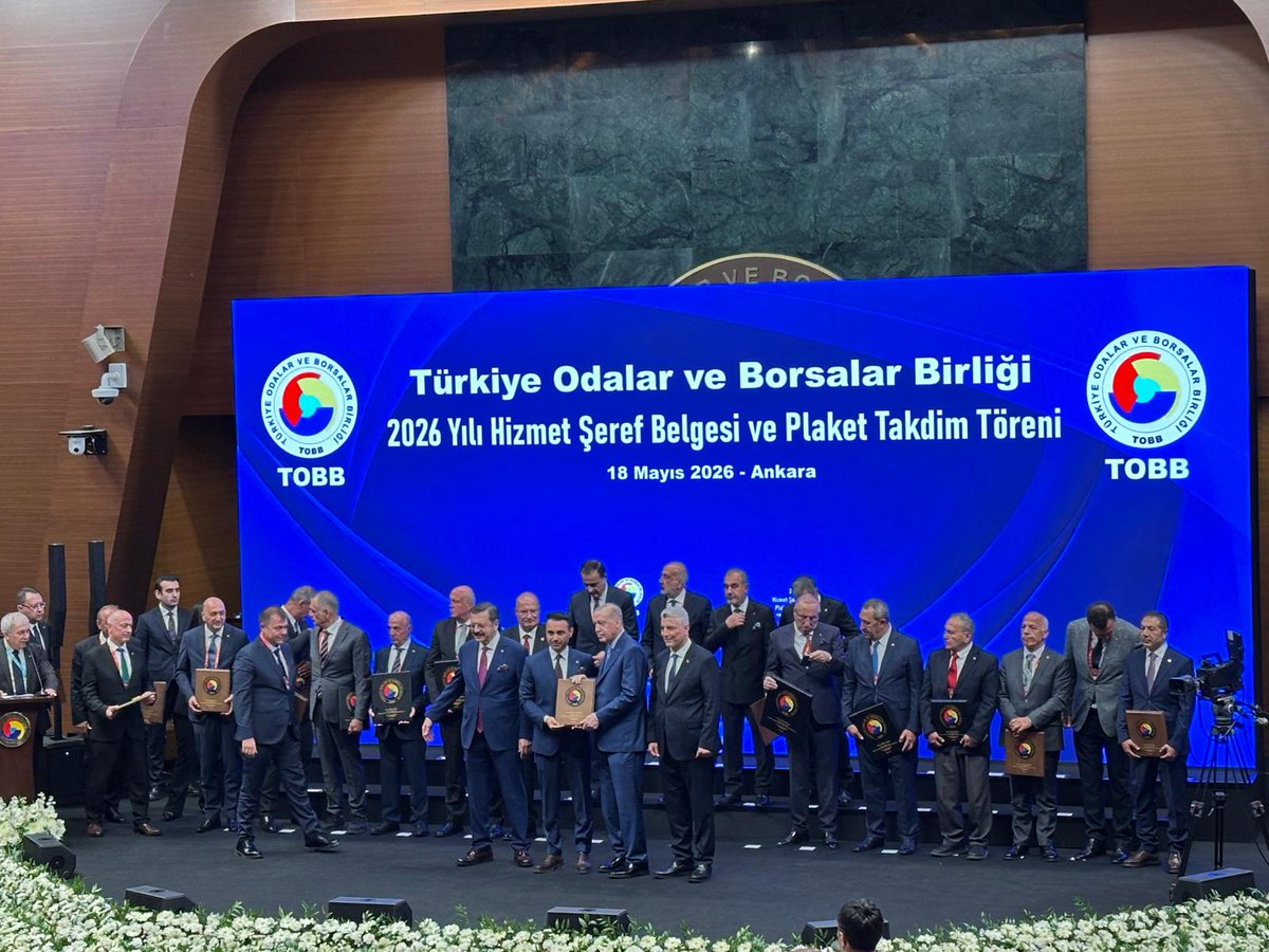 Kayserito's tweet photo. Başkanımız Ömer Gülsoy ve Meclis Başkanımız Cengiz Hakan Arslan, Cumhurbaşkanımız Sn. @RTErdogan'ın teşrifleri, Dünya Odalar Federasyonu ve TOBB Başkanımız Sn. @RHisarciklioglu'nun ev sahipliğinde düzenlenen TOBB Hizmet Şeref Belgesi ve Plaket Takdim Töreni’ne katıldı. 

Törende; reel sektörümüzün finansmana erişim başta olmak üzere ticari hayatta karşılaştığı sorunları, üyelerimizin taleplerini ve çözüm önerilerimizi Sayın Cumhurbaşkanımıza doğrudan aktarma fırsatı bulduk. 

Camiamıza uzun yıllar emek verenlerin ödüllendirildiği törende, 10 yılı aşkın süredir TOBB Delegeliği görevini yürüten Meclis Üyemiz Alper Tuna Elmacı, ödülünü Sn. Cumhurbaşkanımızın elinden aldı. Kendisini tebrik ediyoruz. 

Bu anlamlı organizasyona ev sahipliği yapan Kıymetli Başkanımız Sn. Rifat Hisarcıklıoğlu’na teşekkür ediyor; iş dünyamıza vakit ayırarak törenimizi onurlandıran Cumhurbaşkanımız Sayın Recep Tayyip Erdoğan’a şükranlarımızı arz ediyoruz. 🇹🇷

Ülkemiz için el birliği ve akıl birliği ile hep birlikte daha çok çalışma zamanı!

@Omer_Gulsoy_KTO 
@cengizhakannn  
@mbuyuksimitci  
@alperelmaci  

#ktobirliktegüçlüyüz