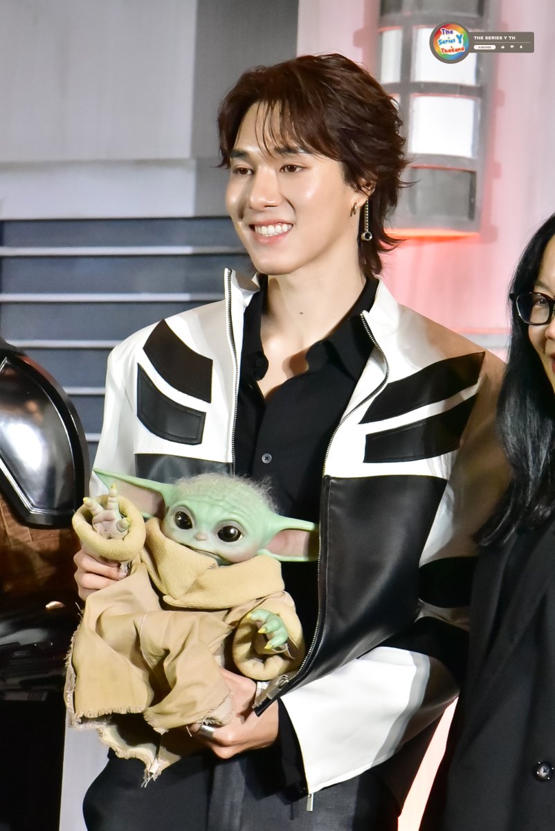 theseriesy_th's tweet photo. "นานิ หิรัญกฤษฎิ์" ในงาน Thailand Gala Premiere เปิดตัวภาพยนตร์ “The Mandalorian and Grogu แมนดาลอเรี่ยนและโกรกู”
NANI 1ST PRESENT MANDALORIAN
#21พฤษภามาดูโกรกู
#Hirunkit_ #StarWarsTH
#TheMandalorianAndGroguTH https://t.co/jLkkXhtpAS