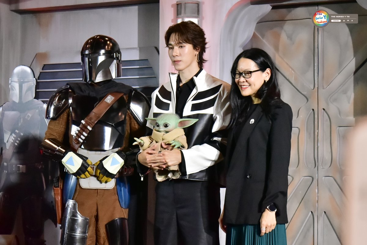 theseriesy_th's tweet photo. "นานิ หิรัญกฤษฎิ์" ในงาน Thailand Gala Premiere เปิดตัวภาพยนตร์ “The Mandalorian and Grogu แมนดาลอเรี่ยนและโกรกู”
NANI 1ST PRESENT MANDALORIAN
#21พฤษภามาดูโกรกู
#Hirunkit_ #StarWarsTH
#TheMandalorianAndGroguTH https://t.co/jLkkXhtpAS