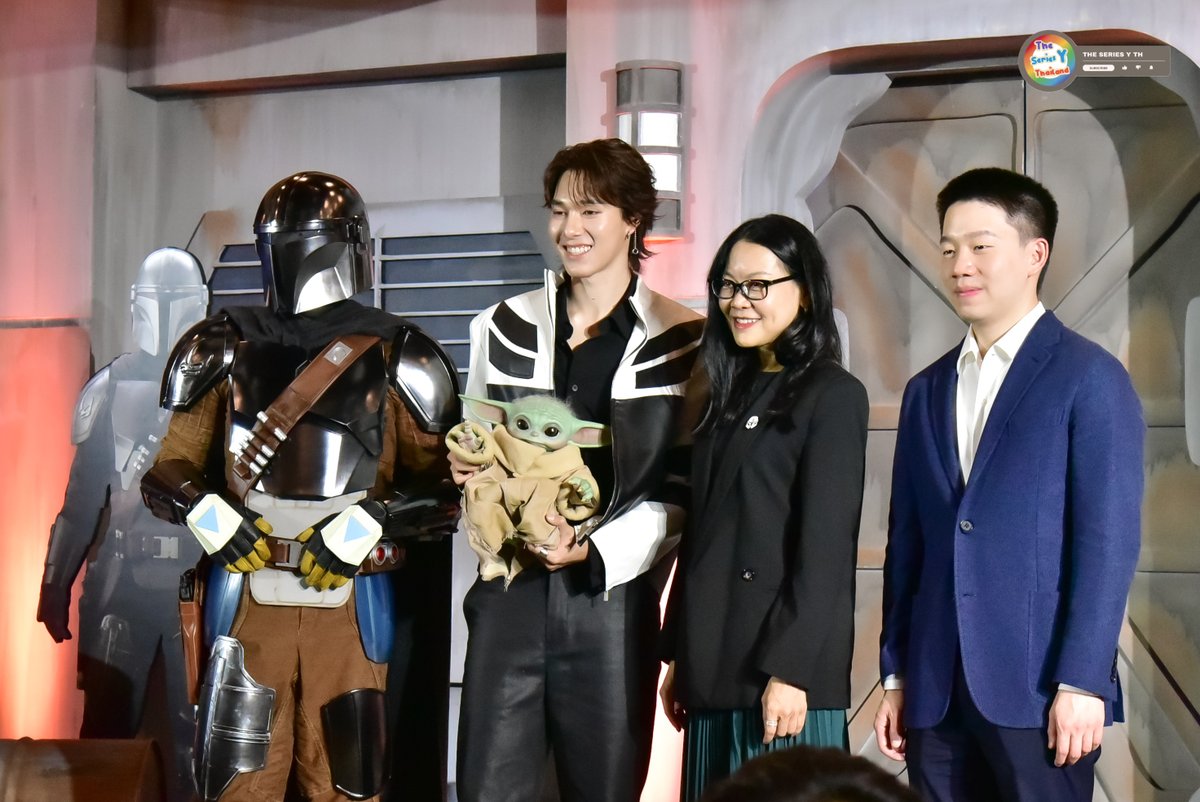 theseriesy_th's tweet photo. "นานิ หิรัญกฤษฎิ์" ในงาน Thailand Gala Premiere เปิดตัวภาพยนตร์ “The Mandalorian and Grogu แมนดาลอเรี่ยนและโกรกู”
NANI 1ST PRESENT MANDALORIAN
#21พฤษภามาดูโกรกู
#Hirunkit_ #StarWarsTH
#TheMandalorianAndGroguTH https://t.co/jLkkXhtpAS