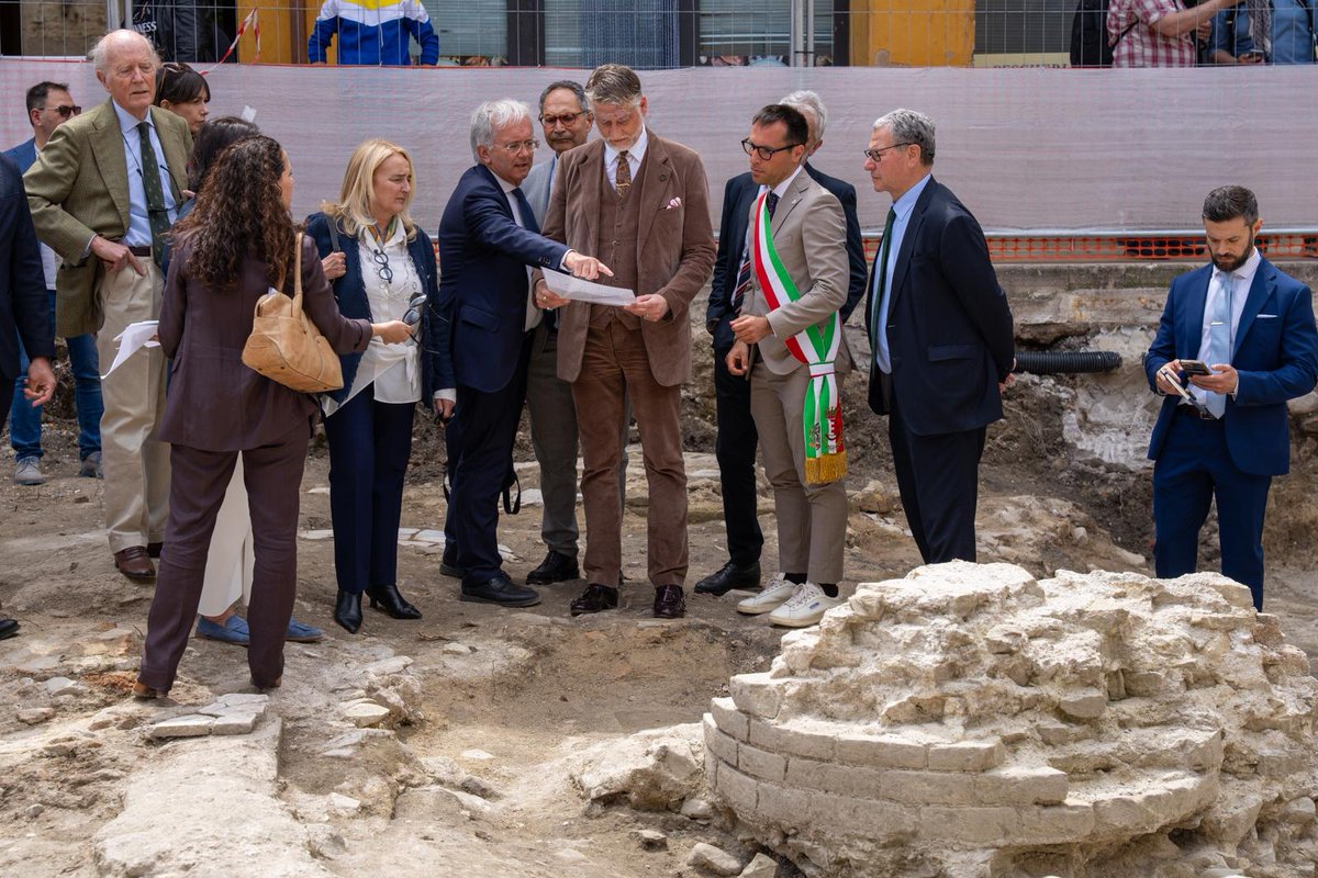 AlessGiuli's tweet photo. Questa estate, a Fano, sarà esposto l’Uomo Vitruviano di Leonardo. 
Un riconoscimento per una regione, le Marche, che si conferma uno scrigno straordinario di storia, come ho potuto constatare visitando gli scavi della Basilica di Vitruvio, finanziati dal PNRR. https://t.co/BkYFKDpGEx