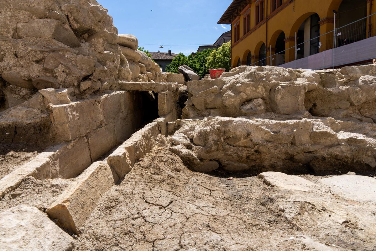 AlessGiuli's tweet photo. Questa estate, a Fano, sarà esposto l’Uomo Vitruviano di Leonardo. 
Un riconoscimento per una regione, le Marche, che si conferma uno scrigno straordinario di storia, come ho potuto constatare visitando gli scavi della Basilica di Vitruvio, finanziati dal PNRR. https://t.co/BkYFKDpGEx
