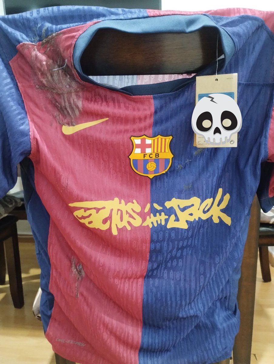 Fumchito's tweet photo. El día de ayer mi padre llego a casa y le trajo un regalo a mi hermano. Le dijo que le había comprado una playera pero solo estaba "un poco quemada"
Está es la playera en cuestión: https://t.co/GLKB6JS485