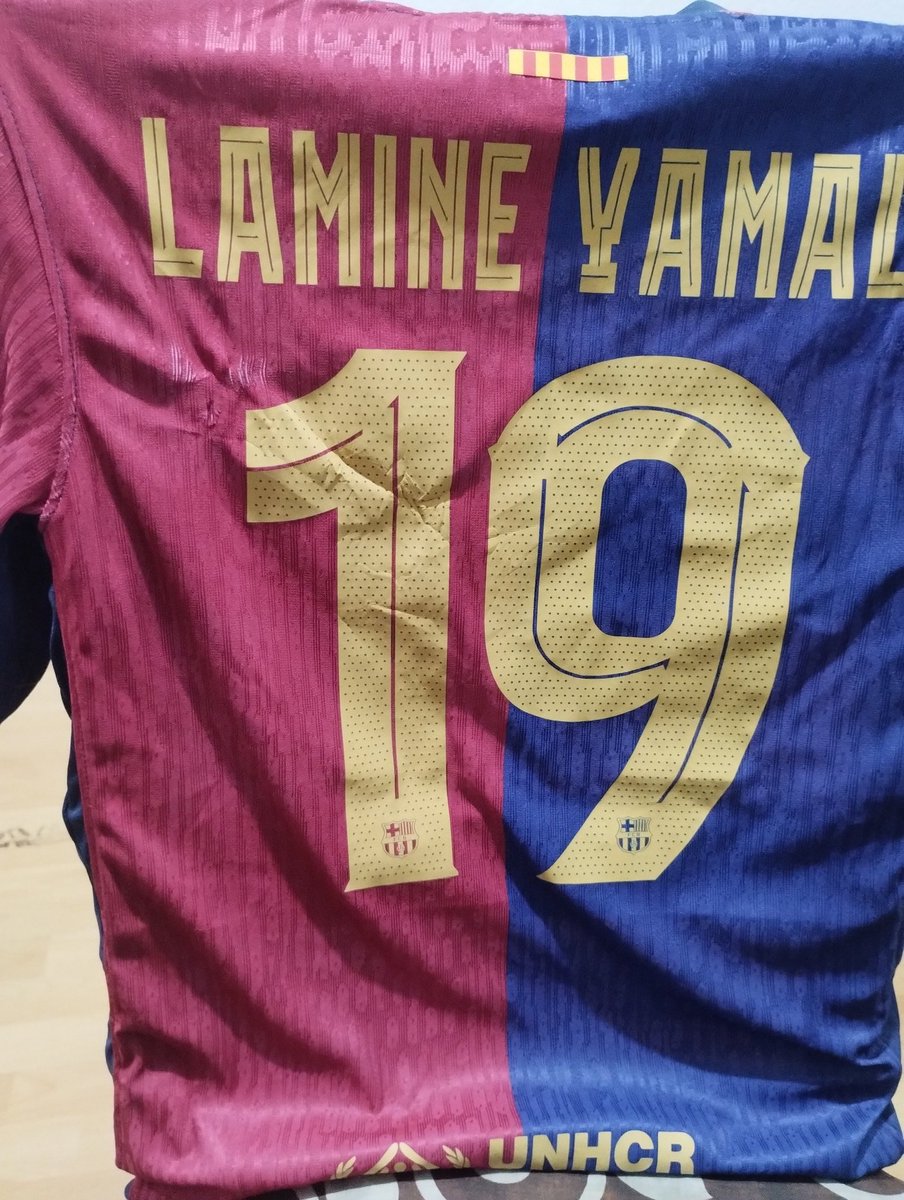 Fumchito's tweet photo. El día de ayer mi padre llego a casa y le trajo un regalo a mi hermano. Le dijo que le había comprado una playera pero solo estaba "un poco quemada"
Está es la playera en cuestión: https://t.co/GLKB6JS485