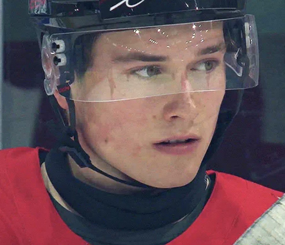 rawfearss's tweet photo. a nothing first period but at least captain canada is pretty https://t.co/LzV1fcJ9jW