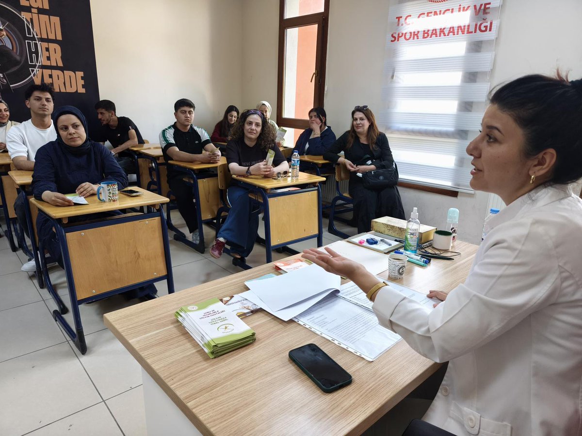 yesillitsm47's tweet photo. Cilt Kanseri Farkındalık Ayı kapsamında, güneşin zararlı etkilerine karşı korunmanın ve erken teşhisin önemine dikkat çekmek adına Yeşilli Gençlik Merkezi'nde kurumumuz tarafından eğitim verilip broşür dağıtılmıştır. 
@mardinilsaglik @halksagligigm https://t.co/8glQpurvxa