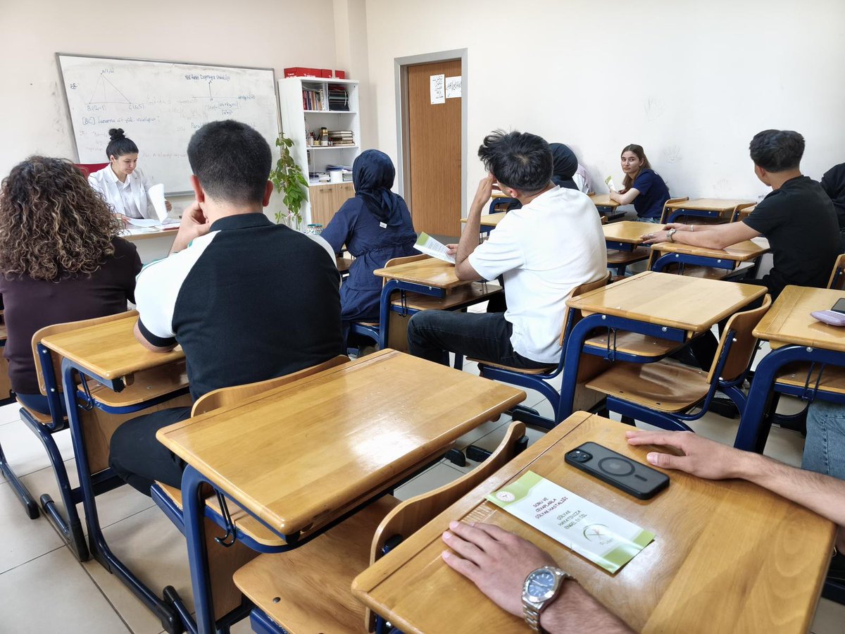 yesillitsm47's tweet photo. Cilt Kanseri Farkındalık Ayı kapsamında, güneşin zararlı etkilerine karşı korunmanın ve erken teşhisin önemine dikkat çekmek adına Yeşilli Gençlik Merkezi'nde kurumumuz tarafından eğitim verilip broşür dağıtılmıştır. 
@mardinilsaglik @halksagligigm https://t.co/8glQpurvxa
