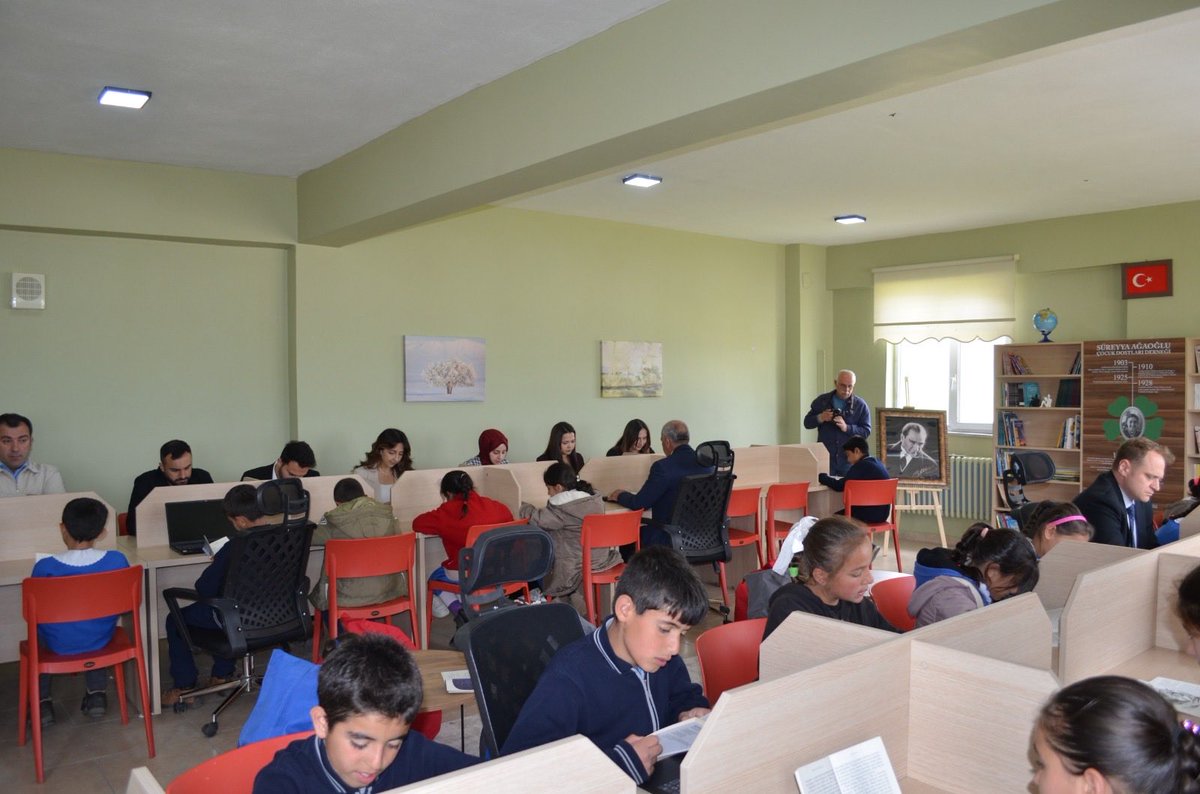 Bulank_Kymklk's tweet photo. 📚 Karaburun İlkokulu ve Karaburun İmam Hatip Ortaokulunda Kütüphane Açılışı ve Kitap Okuma Etkinliği

Karaburun İlkokulu ve Karaburun İmam Hatip Ortaokulunda  öğretmenlerimizin desteğiyle öğrencilerimizin eğitimine katkı sunacak kütüphanenin açılışı gerçekleştirildi. Düzenlenen program kapsamında öğrencilerle birlikte kitap okuma etkinliği yapılarak kitapların bilgiye açılan en önemli kapılardan biri olduğu vurgulandı.

Açılışa katılan kaymakamımız Ömer Övünç KOŞANSU, öğrencilerle yakından ilgilenerek onların heyecanına ortak oldu. Açılan kütüphanenin eğitim öğretim hayatına önemli katkılar sağlaması temennisinde bulundu.