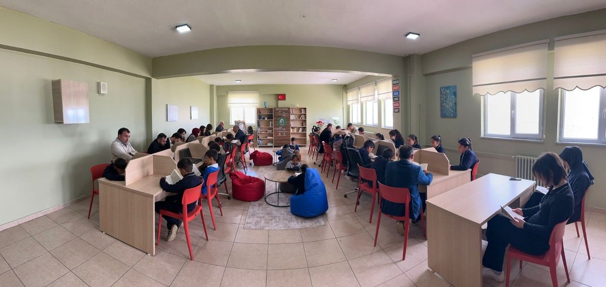 Bulank_Kymklk's tweet photo. 📚 Karaburun İlkokulu ve Karaburun İmam Hatip Ortaokulunda Kütüphane Açılışı ve Kitap Okuma Etkinliği

Karaburun İlkokulu ve Karaburun İmam Hatip Ortaokulunda  öğretmenlerimizin desteğiyle öğrencilerimizin eğitimine katkı sunacak kütüphanenin açılışı gerçekleştirildi. Düzenlenen program kapsamında öğrencilerle birlikte kitap okuma etkinliği yapılarak kitapların bilgiye açılan en önemli kapılardan biri olduğu vurgulandı.

Açılışa katılan kaymakamımız Ömer Övünç KOŞANSU, öğrencilerle yakından ilgilenerek onların heyecanına ortak oldu. Açılan kütüphanenin eğitim öğretim hayatına önemli katkılar sağlaması temennisinde bulundu.