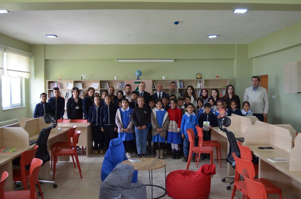 Bulank_Kymklk's tweet photo. 📚 Karaburun İlkokulu ve Karaburun İmam Hatip Ortaokulunda Kütüphane Açılışı ve Kitap Okuma Etkinliği

Karaburun İlkokulu ve Karaburun İmam Hatip Ortaokulunda  öğretmenlerimizin desteğiyle öğrencilerimizin eğitimine katkı sunacak kütüphanenin açılışı gerçekleştirildi. Düzenlenen program kapsamında öğrencilerle birlikte kitap okuma etkinliği yapılarak kitapların bilgiye açılan en önemli kapılardan biri olduğu vurgulandı.

Açılışa katılan kaymakamımız Ömer Övünç KOŞANSU, öğrencilerle yakından ilgilenerek onların heyecanına ortak oldu. Açılan kütüphanenin eğitim öğretim hayatına önemli katkılar sağlaması temennisinde bulundu.