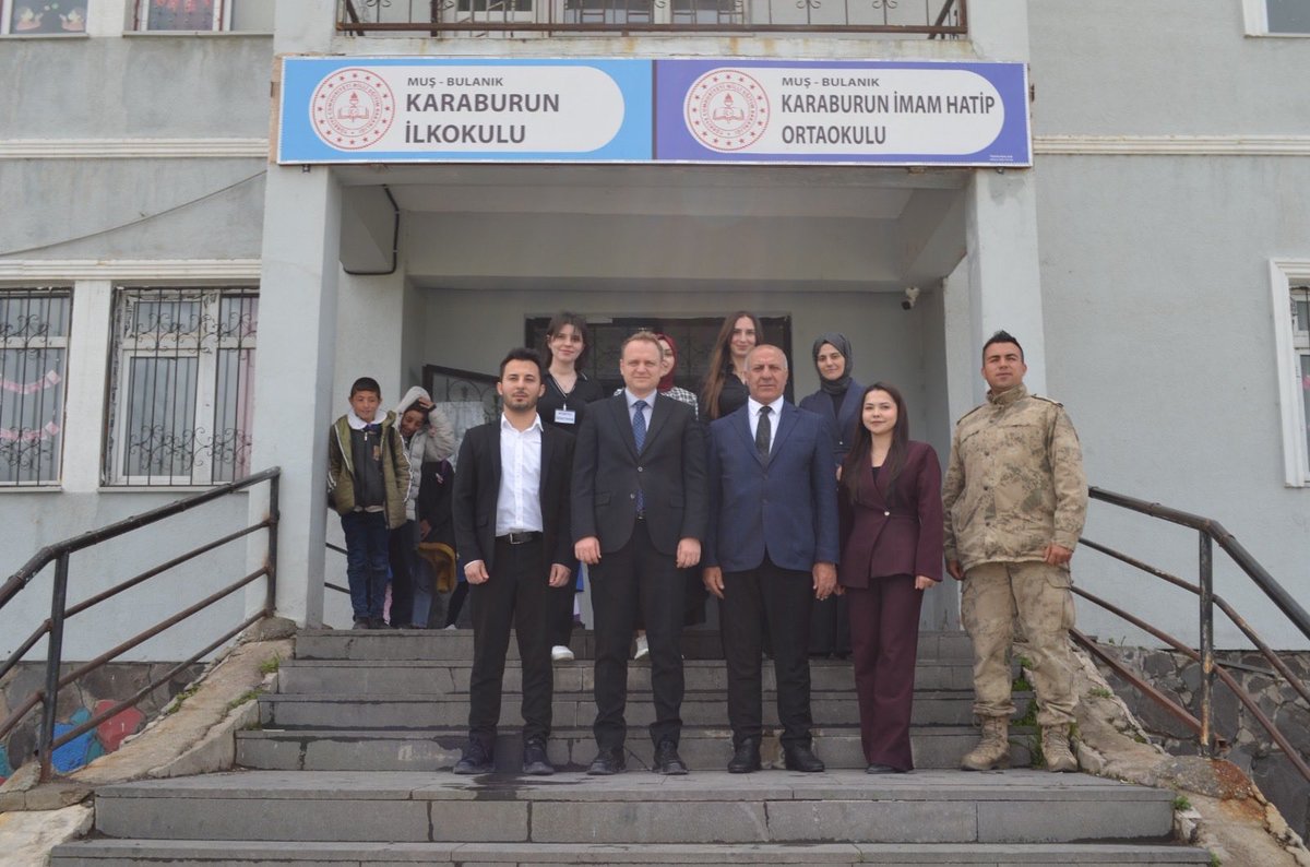 Bulank_Kymklk's tweet photo. 📚 Karaburun İlkokulu ve Karaburun İmam Hatip Ortaokulunda Kütüphane Açılışı ve Kitap Okuma Etkinliği

Karaburun İlkokulu ve Karaburun İmam Hatip Ortaokulunda  öğretmenlerimizin desteğiyle öğrencilerimizin eğitimine katkı sunacak kütüphanenin açılışı gerçekleştirildi. Düzenlenen program kapsamında öğrencilerle birlikte kitap okuma etkinliği yapılarak kitapların bilgiye açılan en önemli kapılardan biri olduğu vurgulandı.

Açılışa katılan kaymakamımız Ömer Övünç KOŞANSU, öğrencilerle yakından ilgilenerek onların heyecanına ortak oldu. Açılan kütüphanenin eğitim öğretim hayatına önemli katkılar sağlaması temennisinde bulundu.