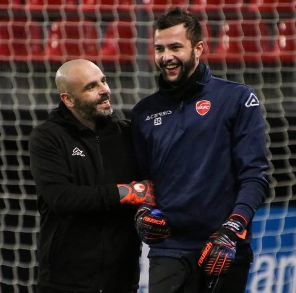 LeMansFC_Actu's tweet photo. 🗣️« Extraordinaire lors de la montée en L2, tu as récidivé cette année avec 13 clean sheets et des matchs solides. Le Mans n'a concédé que 4 revers, tu en es un grand artisan »

🧤👏Passé par Le Mans FC, @jeremiejanot encense la saison de @nicolaskocik 🔴🟡son ex protégé de @VAFC https://t.co/R3yUgAr7x8