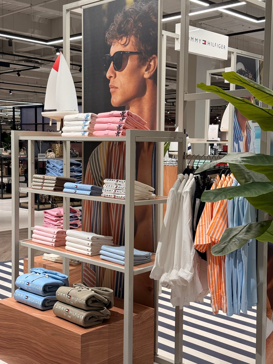 houseoffraser's tweet photo. The Tommy Hilfiger summer takeover continues in FRASERS Meadowhall 🙌 

Shop Tommy Hilfiger online at FRASERS 🛒 https://t.co/pavdGG9a2J 

#LifeStyledByFRASERS https://t.co/wuJb5LTY0a