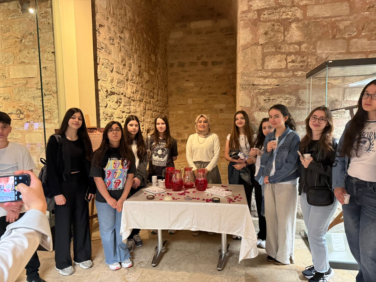 ist_arge's tweet photo. 🏛️ 18 Mayıs Dünya Müzeler Günü kapsamında, İslam Bilim ve Teknoloji Tarihi Müzesi Kimya Bölümü’nde ziyaretçilerimizle medeniyetimizin zarif miraslarından biri olan “gül”ün tarihî ve kültürel serüvenini buluşturduk.

Öğrencilerimize gülün kadim medeniyetimizdeki yeri, bilimsel ve kültürel kullanım alanları hakkında bilgi verilirken; program sonunda misafirlerimize gül şerbeti ve gül lokumu ikram edildi.🌹

@tcmeb
@Yusuf__Tekin
@istanbulilmem 
@MucahitYentur