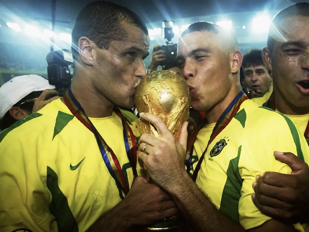 Desportesfc's tweet photo. A pressão era tão grande que o Datafolha realizou uma pesquisa que revelou que 69% dos brasileiros levariam Romário para a Copa da Coréia-Japão.

Felipão não cedeu as pressões; Deixou o baixinho de fora e acabou vencendo o pentacampeonato com o brilho de Rivaldo e Ronaldo. https://t.co/avO3acoIVy
