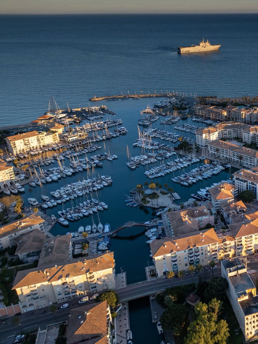 frejustourisme's tweet photo. ous l’avez peut-être aperçu au large de Fréjus il y a quelques jours…
Cet énorme bateau qui a intrigué beaucoup de monde faisait en réalité partie d’un exercice des Troupes de marine organisé au début du mois.

📷 corentinsalle https://t.co/kc3XHlbTgm