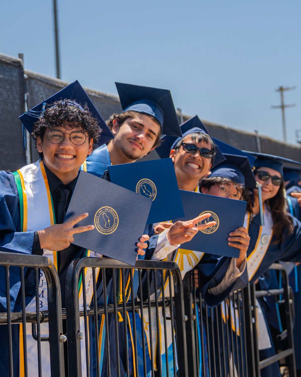 CSUMB's tweet photo. 📸 Commencement pics: dropped! 

Take a look back at some exclusive moments from an unforgettable day as our #CSUMBGrads crossed the stage, celebrated with loved ones, and OFFICIALLY became CSUMB alumni. ⭐ 🌊 🔥 🦦🎉 https://t.co/mfWHIaTAap