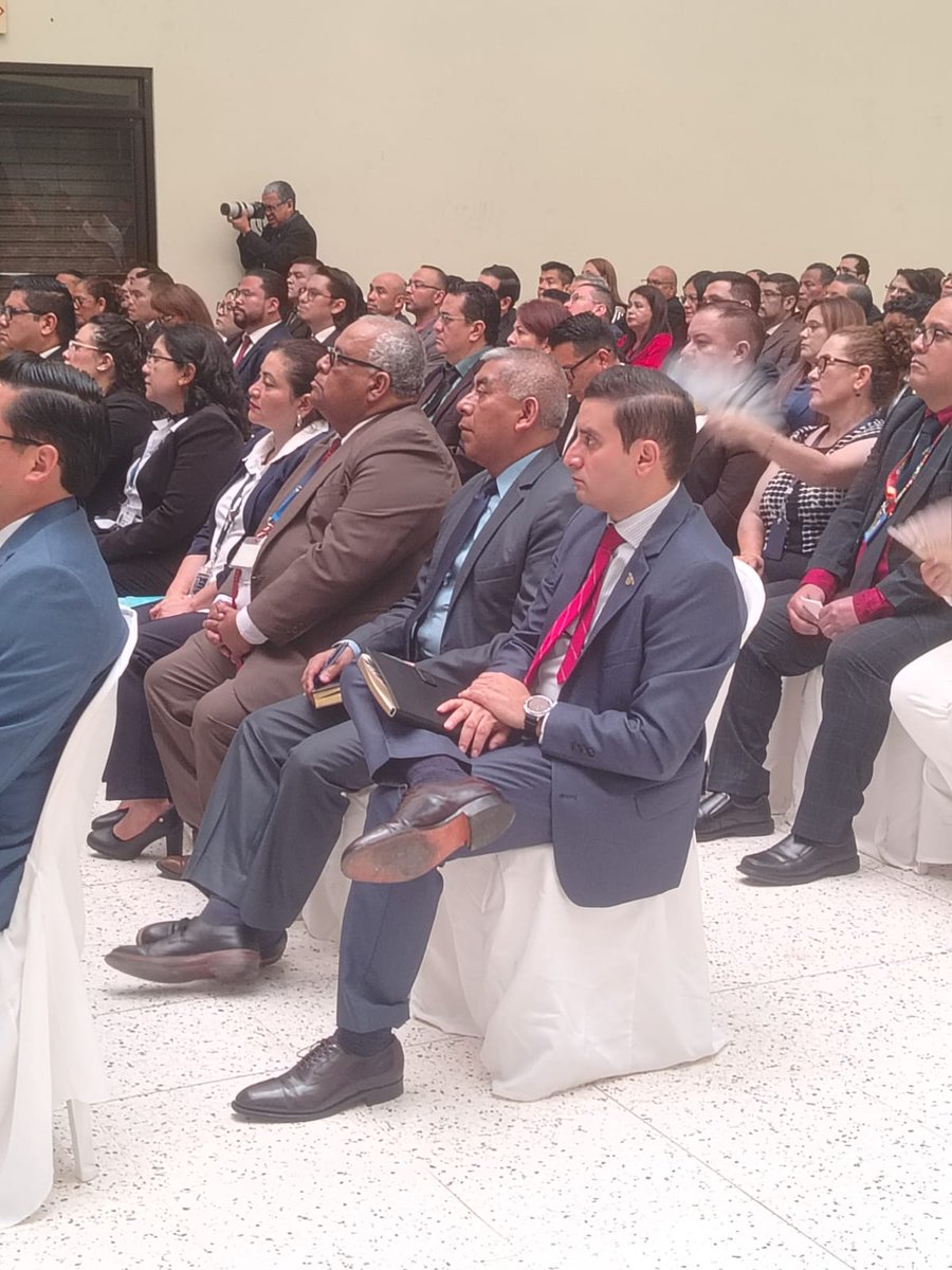 RadioTGWTV's tweet photo. 🟠#BrevesTGW | El fiscal Rafael Curruchiche se encuentra entre el personal reunido esta mañana con el jefe del Ministerio Público, Gabriel García Luna. https://t.co/hgFjaaDuc4