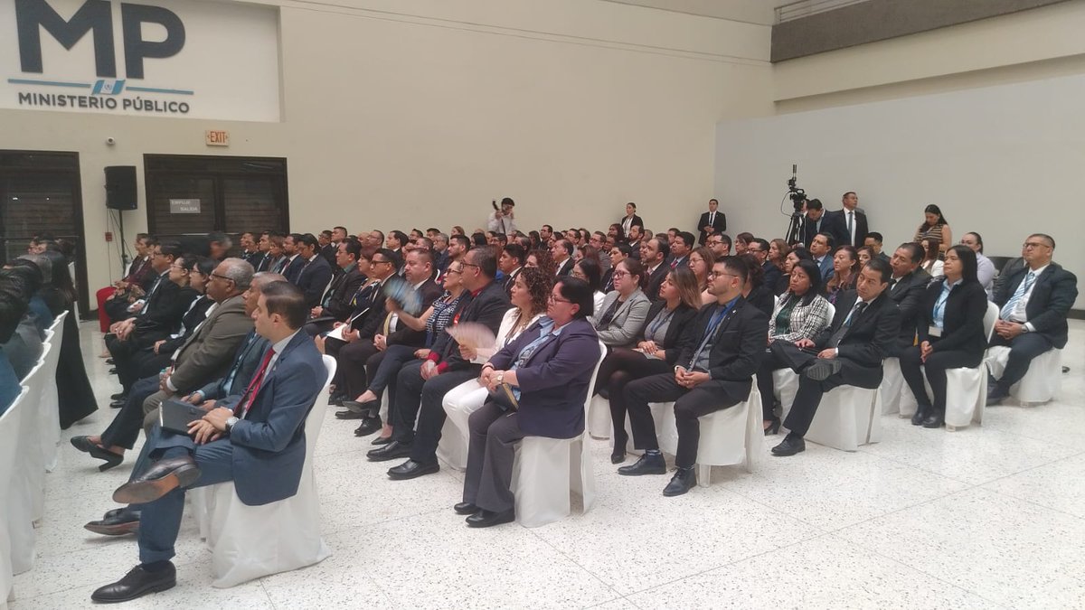 RadioTGWTV's tweet photo. 🟠#BrevesTGW | El fiscal Rafael Curruchiche se encuentra entre el personal reunido esta mañana con el jefe del Ministerio Público, Gabriel García Luna. https://t.co/hgFjaaDuc4