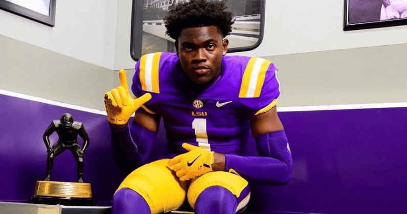 Sheadixon's tweet photo. New: 5-star LB Kaden Henderson is diving back into his official visits after leading off with LSU.

“They definitely set the bar pretty high."

This week, he gets a visit from LSU DC Blake Baker.

The No. 1 LB in America has a tentative decision date:➡️ https://t.co/r80RlLl6fe https://t.co/OMTO4IYHvW