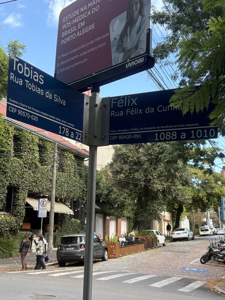AndreBoaz's tweet photo. @EPTC_POA sinaleira da esquina da Felix com a a Tobias está em curto. O sinal fecha para carros e abre 2 segundos depois. Um idoso quase foi atropelado por causa disso. https://t.co/24oThWnnFM