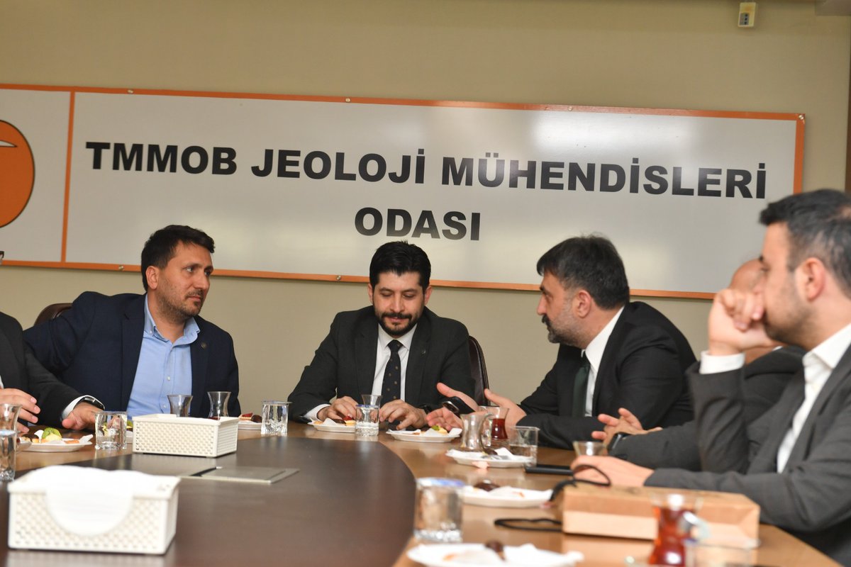 tmmobjmo's tweet photo. ANKARA KENT KONSEYİ HEYETİ ODAMIZI ZİYARET ETTİ

Ankara Kent Konseyi heyeti, Odamızı ziyaret ederek yeni seçilen Yönetim Kurulumuza başarı dileklerini iletti.

Ziyarete, Ankara Kent Konseyi Başkanı Halil İbrahim Yılmaz, Ankara Kent Konseyi Yürütme Kurulu üyeleri; Murat Akyüz (Kızılırmak Yerel Dernekler Federasyonu Genel Başkanı), Alper Bilan, (Vakıf 19 Çorumlular Vakfı Başkanı), Oğuzhan Bozdağ ( TMMOB Mimarlar Odası Ankara Şubesi II. Başkanı), Cevriye Kaya ( Çankaya Fidanlık Mahallesi Muhtarı) ve Daver Baytaz (Ankara Kent Konseyi Genel Skreter Yardımcısı) katıldı.

Odamız adına Yönetim Kurulu Başkanı Düzgün Esina, Yönetim Kurulu Üyesi Zeynel Abidin Gök ve Genel Sekreter Deniz Işık Gündüz de ziyarette hazır bulundu.

Gerçekleşen görüşmede meslek alanımıza ilişkin güncel gelişmeler, kentleşme politikaları, afet yönetimi, doğal kaynakların korunması ve kamusal yarar çerçevesinde yürütülebilecek ortak çalışmalar üzerine değerlendirmelerde bulunuldu.

Nazik ziyaretleri ve iyi dilekleri için Ankara Kent Konseyi heyetine teşekkür ederiz.

https://t.co/Z5ZAKVpQ8b