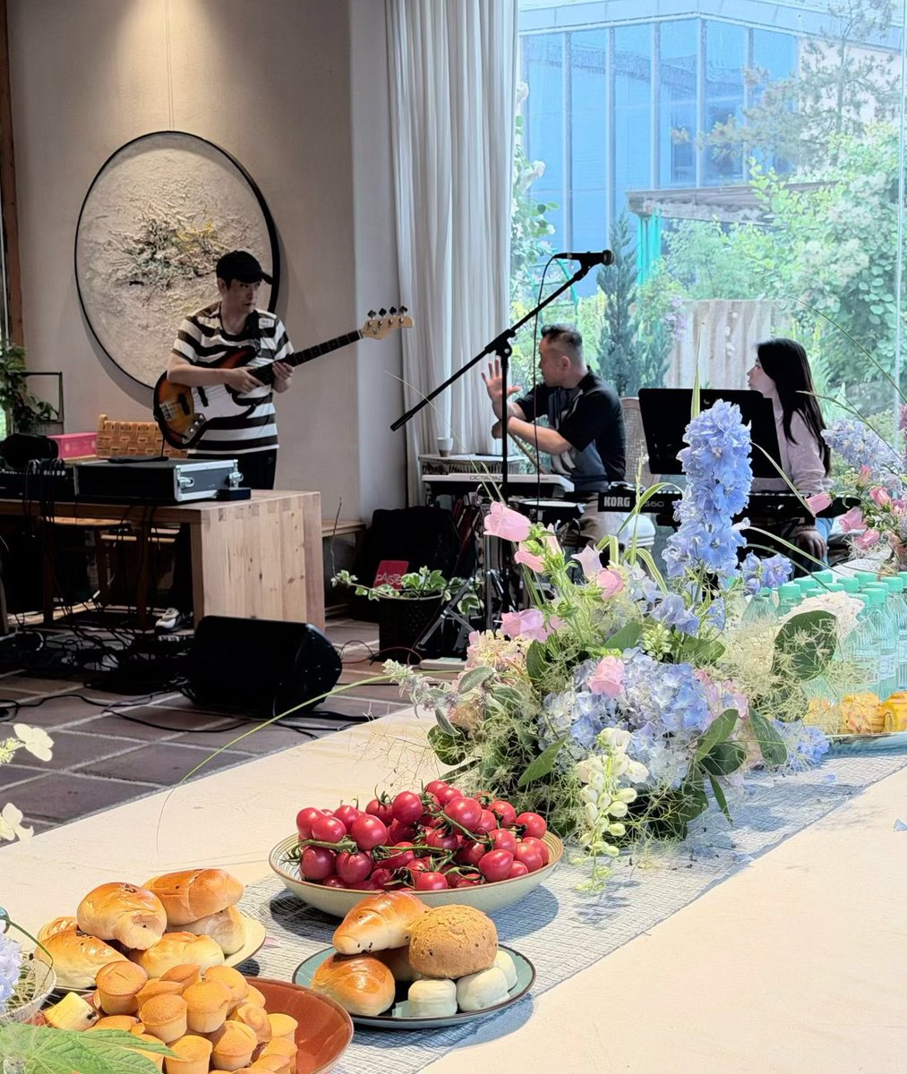 ArtsDAO_o's tweet photo. 新夏之夜，华灯初上🏙️ 美景，美食，美作……☘️ArtsDAO第五期 #Web3课堂 优秀项目/作品视听觉盛宴 🎉
#元乐团 #MetaBand 即兴音乐剧场 精彩上演！🎭
品牌支持：#StoryCommunity #OORT #BazAR #MetYa
主办：#诗地美术馆 #时光美途文旅 #Fishcake #ArtsDAO
联办/合作：#雅昌艺术网 #非小号 #点滴财经…… https://t.co/onmq9plF5c