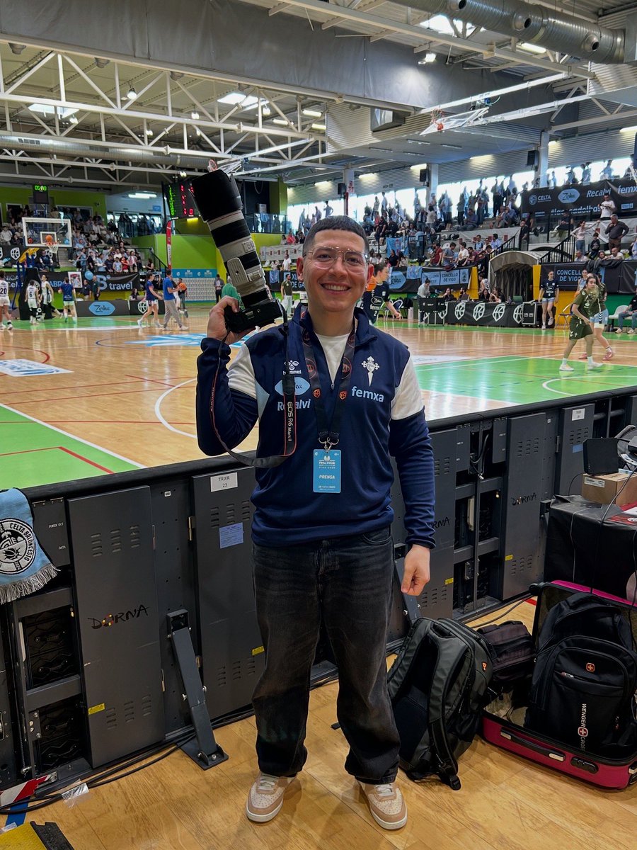 FredoCorleone_'s tweet photo. 30/04/2023 - 17/05/2026 🥹🏀📸

De un lado un Frederick recién llegado a Vigo y yendo por 1º vez a hacer fotos en un partido de basket.

Por otro lado, un Frederick a punto de vivir su segunda final de ascenso. Esta vez como fotógrafo del @Celtabaloncesto.

Gracias Dios. 🙏🏻 https://t.co/M3W8dY6uma