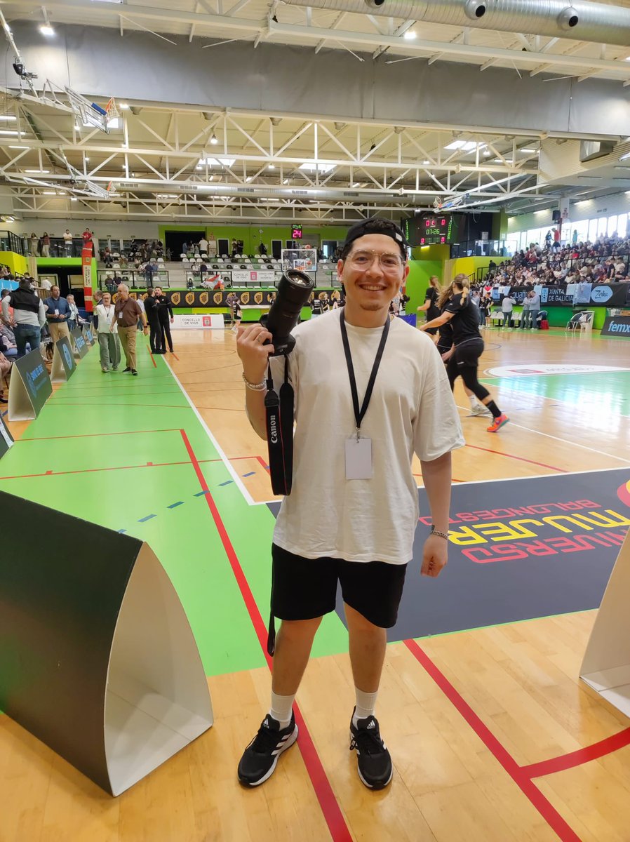 FredoCorleone_'s tweet photo. 30/04/2023 - 17/05/2026 🥹🏀📸

De un lado un Frederick recién llegado a Vigo y yendo por 1º vez a hacer fotos en un partido de basket.

Por otro lado, un Frederick a punto de vivir su segunda final de ascenso. Esta vez como fotógrafo del @Celtabaloncesto.

Gracias Dios. 🙏🏻 https://t.co/M3W8dY6uma