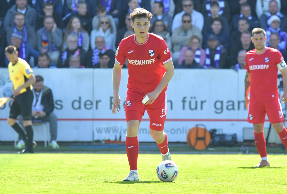 niclasborner's tweet photo. Martin #Ens wurde beim #SCVerl verabschiedet - da der #SCPaderborn07 die Rückholklausel aktiviert hat. Bei einem Aufstieg des #SCP07 kann auch ein Abgang Thema werden - Gespräche mit Zweitligisten haben gestartet. #2bundesliga #bundesliga #3liga #scpaderborn https://t.co/KvHCihWrmS