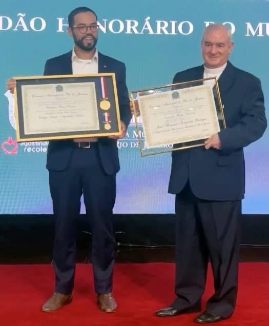 educar_net's tweet photo. 🏅El Colegio Santo Agostinho-Leblon recibió la Medalla al Mérito Pedro Ernesto, máxima distinción de la Cámara Municipal de Río de Janeiro, en el año de su 80 aniversario.

👏Su director, fray Jesús Izaguirre, fue nombrado Ciudadano Honorario. https://t.co/YWrKSLeLnH