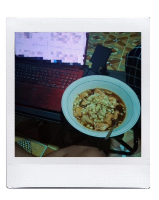 Im_cloudAW's tweet photo. Malam ini begadang di temani empek-empek mix tahu susu karena ga bisa ngopi, jadi ngunyah aja biar ga ngantuk wkwkwkk https://t.co/tU8vvOGcdv