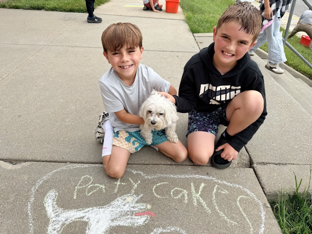 GCSD_NEelem's tweet photo. Some chalk, sunshine, and puppy love made for the perfect Northeast memory! 
Students enjoyed creative chalk time with our certified therapy dog, Patti-Cakes, who is also hypoallergenic and always ready to spread smiles, calm, and comfort around Northeast! https://t.co/UTG71Y04QH