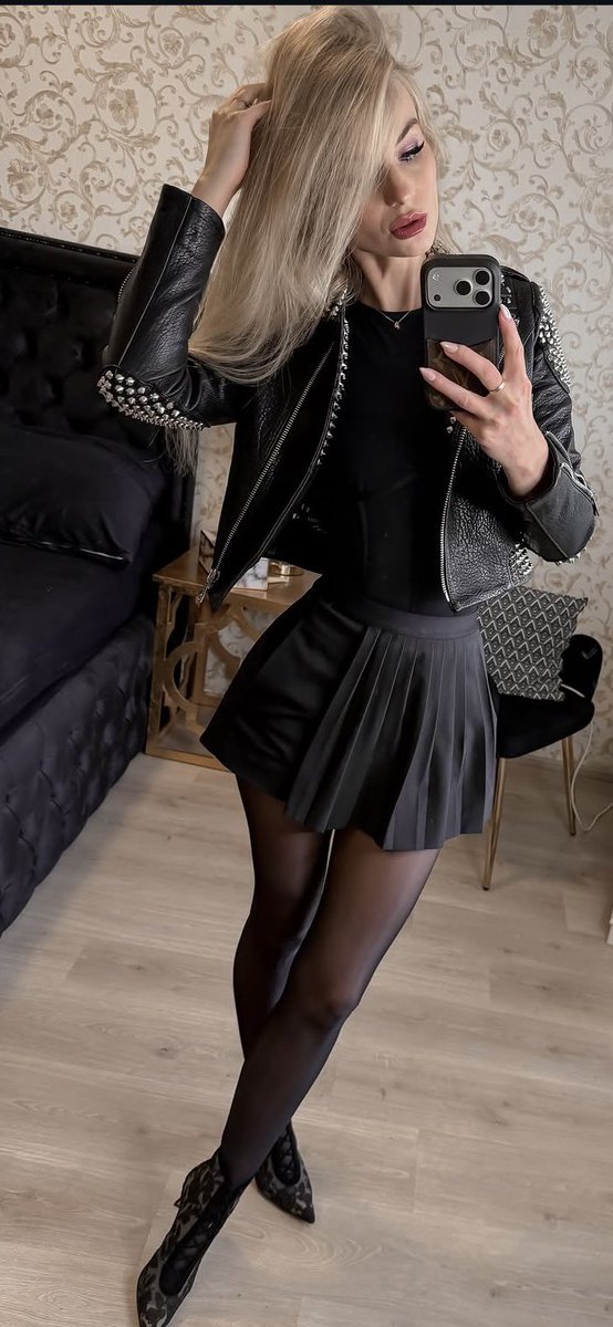 Tights, stockings and heels tweet media
