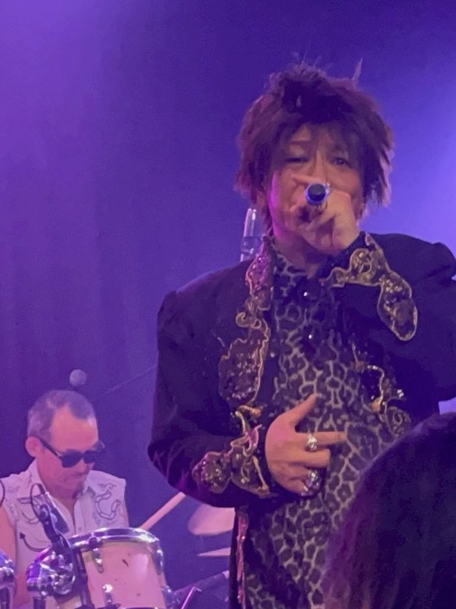 kenzotakamune's tweet photo. 昨日の新宿MARZ LIVE 2026/5/17 
KENBOØWY観に来ていただいた方々本当にありがとうございました😊
憧れの元BOØWYの高橋まことさん、そして当時の氷室京介が着てた本物の衣装を纏えてやれて自分が1番楽しめました。ありがとう😊 https://t.co/H8LVCjUGVD
