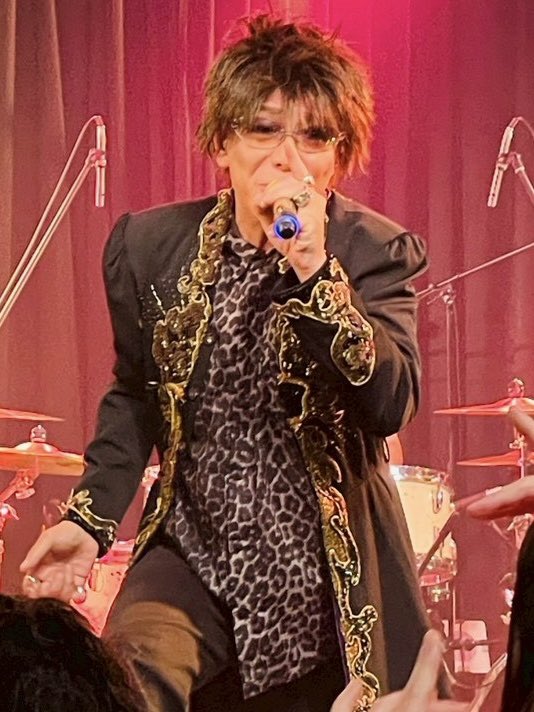 kenzotakamune's tweet photo. 昨日の新宿MARZ LIVE 2026/5/17 
KENBOØWY観に来ていただいた方々本当にありがとうございました😊
憧れの元BOØWYの高橋まことさん、そして当時の氷室京介が着てた本物の衣装を纏えてやれて自分が1番楽しめました。ありがとう😊 https://t.co/H8LVCjUGVD
