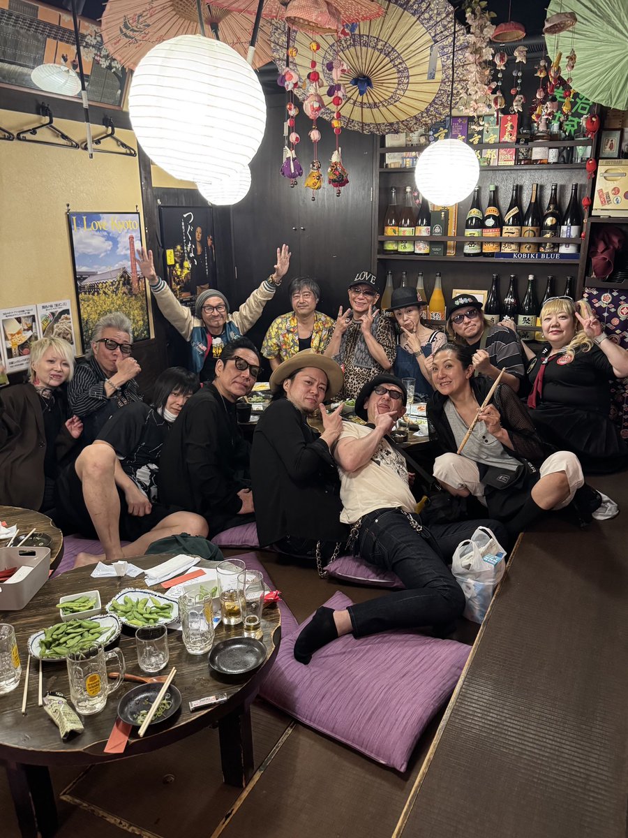 kenzotakamune's tweet photo. 昨日の新宿MARZ LIVE 2026/5/17 
KENBOØWY観に来ていただいた方々本当にありがとうございました😊
憧れの元BOØWYの高橋まことさん、そして当時の氷室京介が着てた本物の衣装を纏えてやれて自分が1番楽しめました。ありがとう😊 https://t.co/H8LVCjUGVD