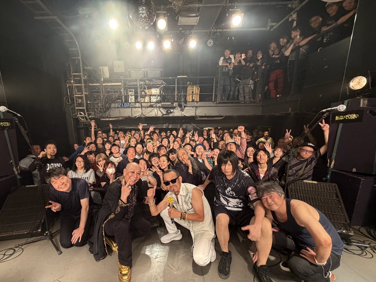 kenzotakamune's tweet photo. 昨日の新宿MARZ LIVE 2026/5/17 
KENBOØWY観に来ていただいた方々本当にありがとうございました😊
憧れの元BOØWYの高橋まことさん、そして当時の氷室京介が着てた本物の衣装を纏えてやれて自分が1番楽しめました。ありがとう😊 https://t.co/H8LVCjUGVD