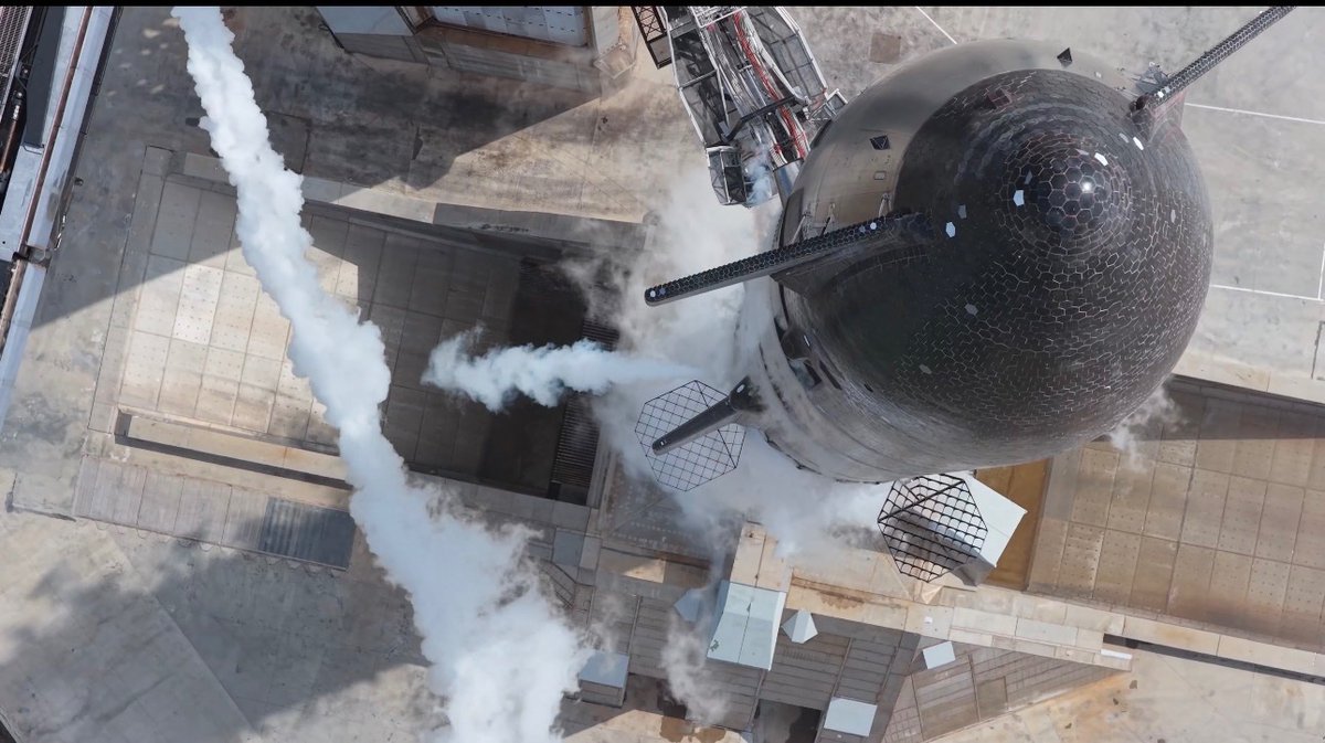 mcrs987's tweet photo. Hope the media folk get more bold with their grading for the flight the most colorful thing in this frame is the rust lol https://t.co/7DYNByrqki