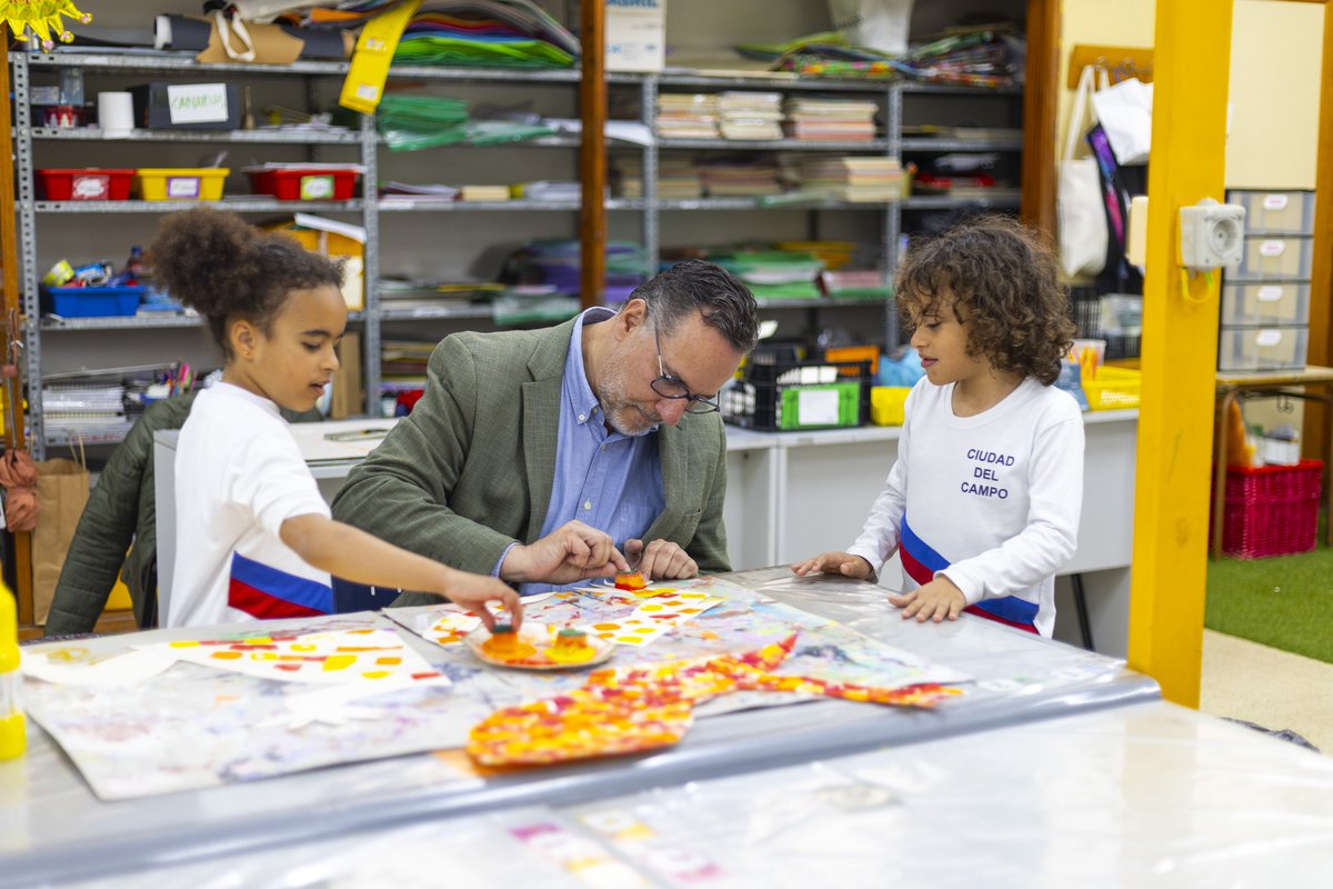 EducacionGobC's tweet photo. 🔵 Poli Suárez conoce el proyecto educativo del CEIP Ciudad del Campo, en Las Palmas de Gran Canaria.

El consejero de Educación visitó uno de los centros referentes de la parte alta de la capital y puso en valor sus proyectos de inclusión y participación educativa. https://t.co/TAZIGhfYo6