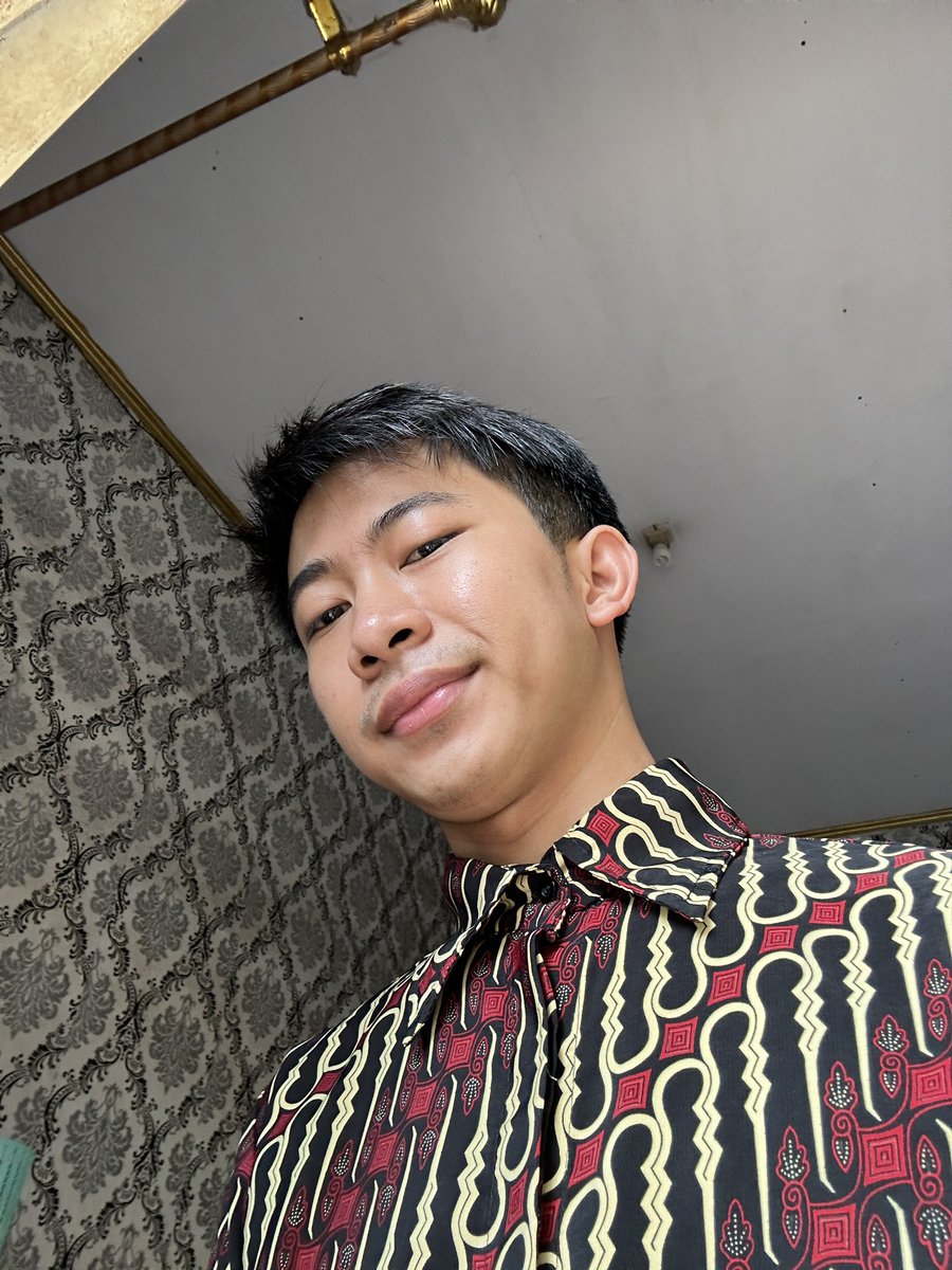 uppermooon3's tweet photo. ngerasa cakep pas pake baju batik ✌🏻 https://t.co/u4EBABfGfS