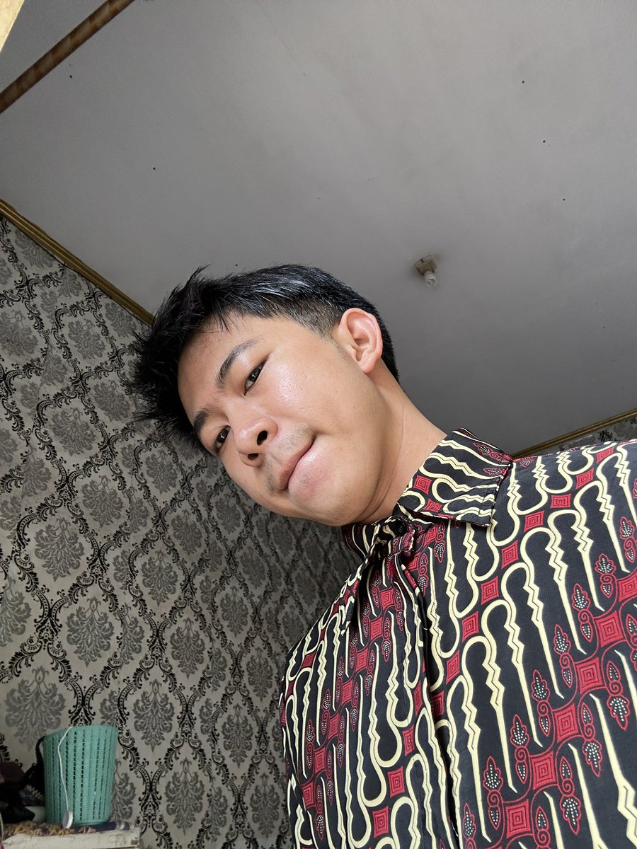 uppermooon3's tweet photo. ngerasa cakep pas pake baju batik ✌🏻 https://t.co/u4EBABfGfS