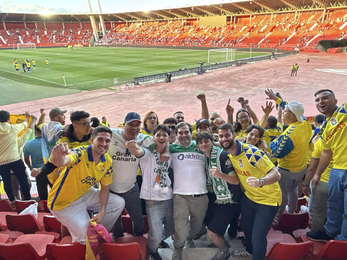 alejandrortega4's tweet photo. Honor a esta familia racinguista animando a la UD en Almería. Nos esperan en primera💪🏽💛💙 @ElNuevoInsular https://t.co/VUvKk5nVxM