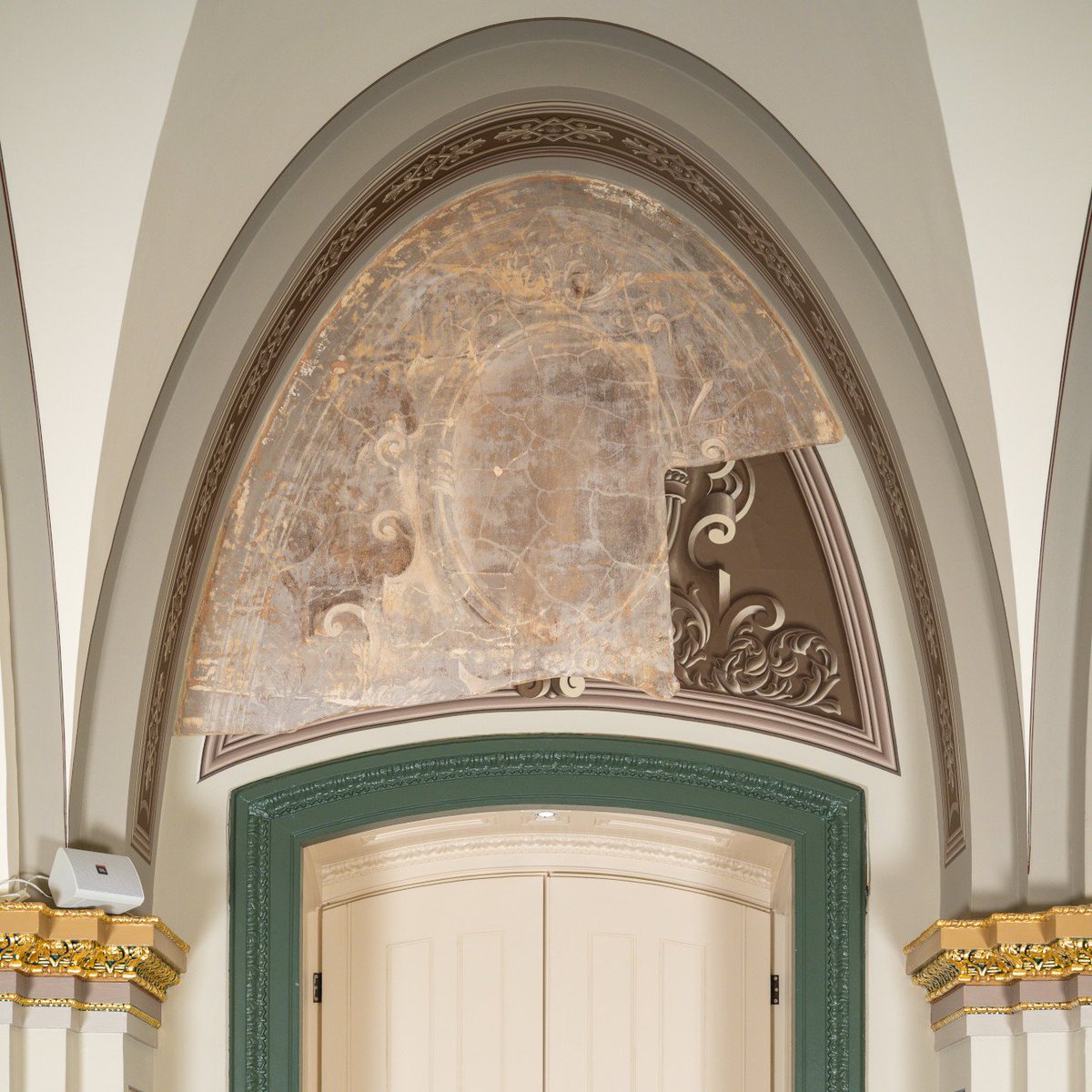 uscapitol's tweet photo. Three small areas of the corridor are left purposefully unfinished and exposed, including one original lunette, offering a striking contrast. #USCapitolPaint #PreservationMonth

Learn more: https://t.co/FDHgut545e 🎨 https://t.co/qRz3ffShem