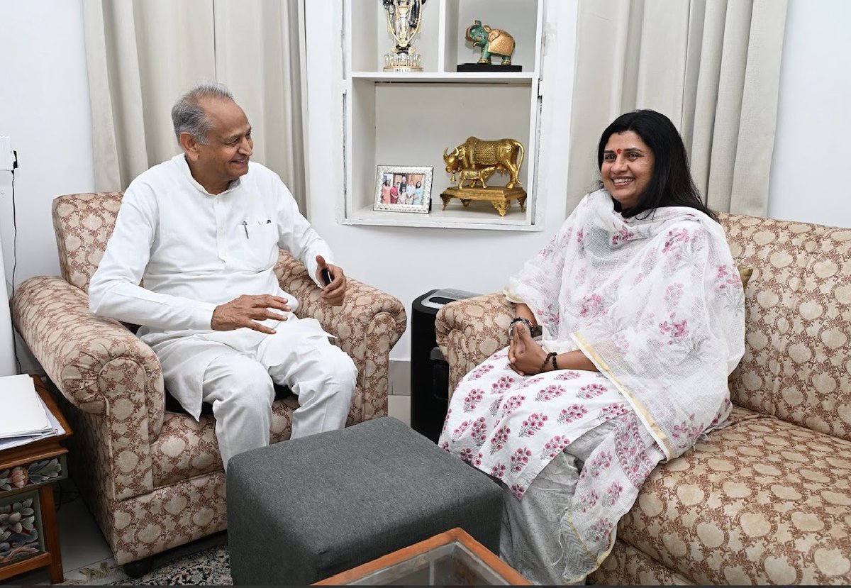 SangeetaBeniwa3's tweet photo. 📍 49 ,सिविल लाइन्स ,जयपुर!

आज जयपुर प्रवास के दौरान राजस्थान सरकार के पूर्व मुख्यमंत्री आदरणीय Ashok Gehlot जी से आत्मीय मुलाकात हुई ! एवं विभिन्न विषयों पर विस्तृत चर्चा हुई ! 

#jaipur

@ashokgehlot51 https://t.co/oQToHaZAKX