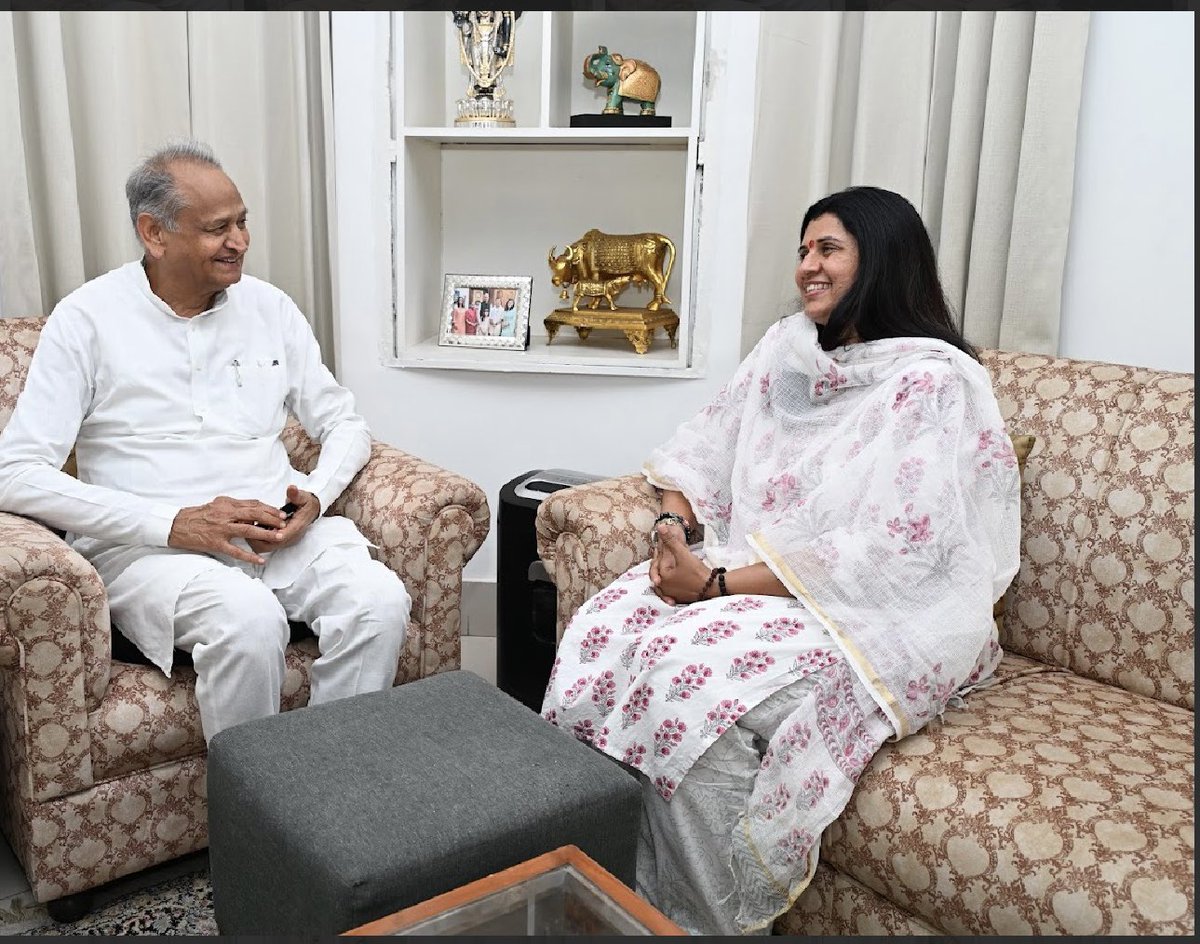SangeetaBeniwa3's tweet photo. 📍 49 ,सिविल लाइन्स ,जयपुर!

आज जयपुर प्रवास के दौरान राजस्थान सरकार के पूर्व मुख्यमंत्री आदरणीय Ashok Gehlot जी से आत्मीय मुलाकात हुई ! एवं विभिन्न विषयों पर विस्तृत चर्चा हुई ! 

#jaipur

@ashokgehlot51 https://t.co/oQToHaZAKX