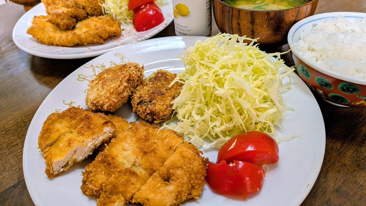CyVhoqfp's tweet photo. チキンカツと野菜だけコロッケ
かぼちゃのみそ汁

今日は、炭水化物が食べたい日

#おうちごはん
#麹味ドレッシング瀬戸内レモン https://t.co/U3mxJh1A4X